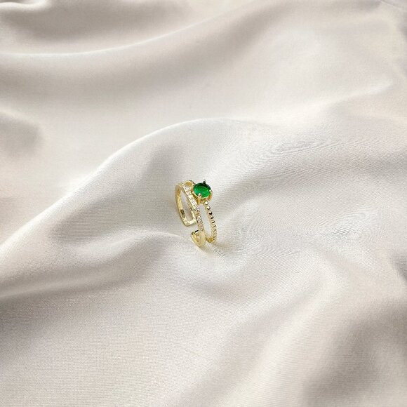 Gold and Emerald Elegance Ring - Picture 3 of 4